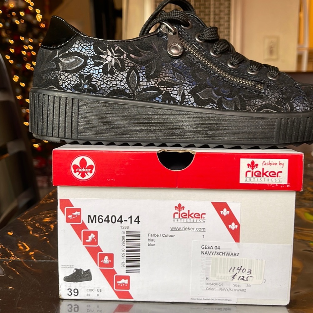 Size: 8  Color: Navy/Schwarz  It’s a European brand I bought them on Saturday